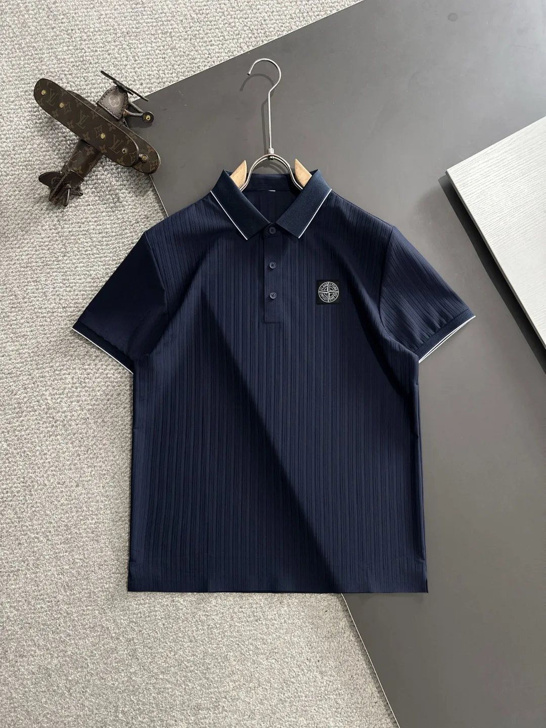 🅿️330 shipped next day, high quality Stone lsland/Stone Island 25ss spring and summer new high-definition POLO lapel T-shirt. Made with machines imported from Italy. It is truly the most luxurious and high-quality product. It is made of combed and heavyweight fabrics. High-strength and high-weight fabrics feel substantial when weighed. The upper body is also more textured than ordinary T-shirts and is not easy to deform. This texture can cope with the weather. It absorbs sweat and is breathable, suitable for both hot and cold! Perfectly produced with reference to the original stitch and stitch! The loose fit design is super noble. Custom-woven signature ribbed collar, cuffs, and hem. Really rare and rare goods Size: M-XXXL